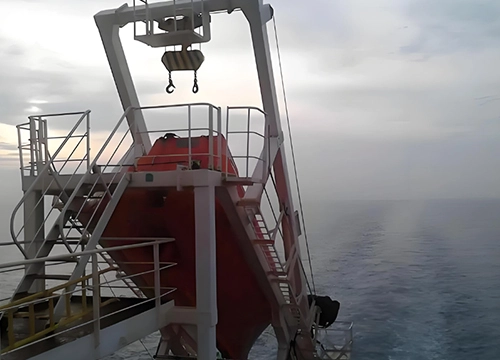 Apparecchiatura di messa in mare della lancia di salvataggio a caduta libera