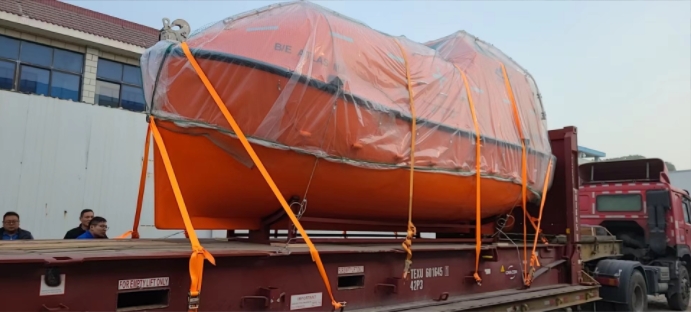frp-totally-full-enclosed-lifeboat2.jpg