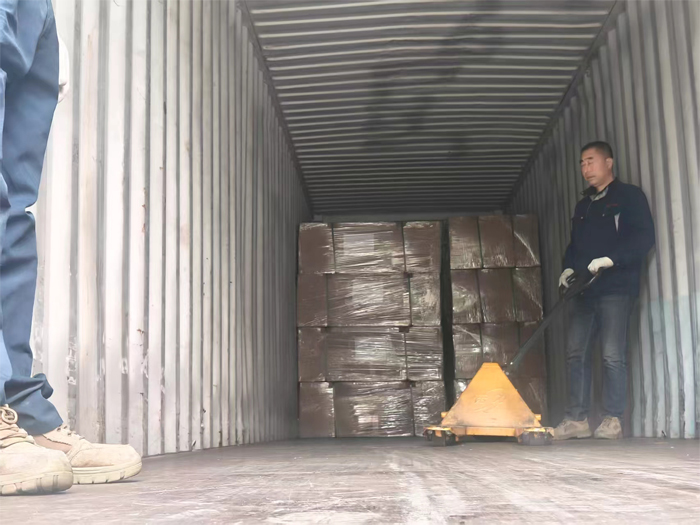 Spedizione di un container completo di 300 sedili marini pronti per il trasporto in Corea